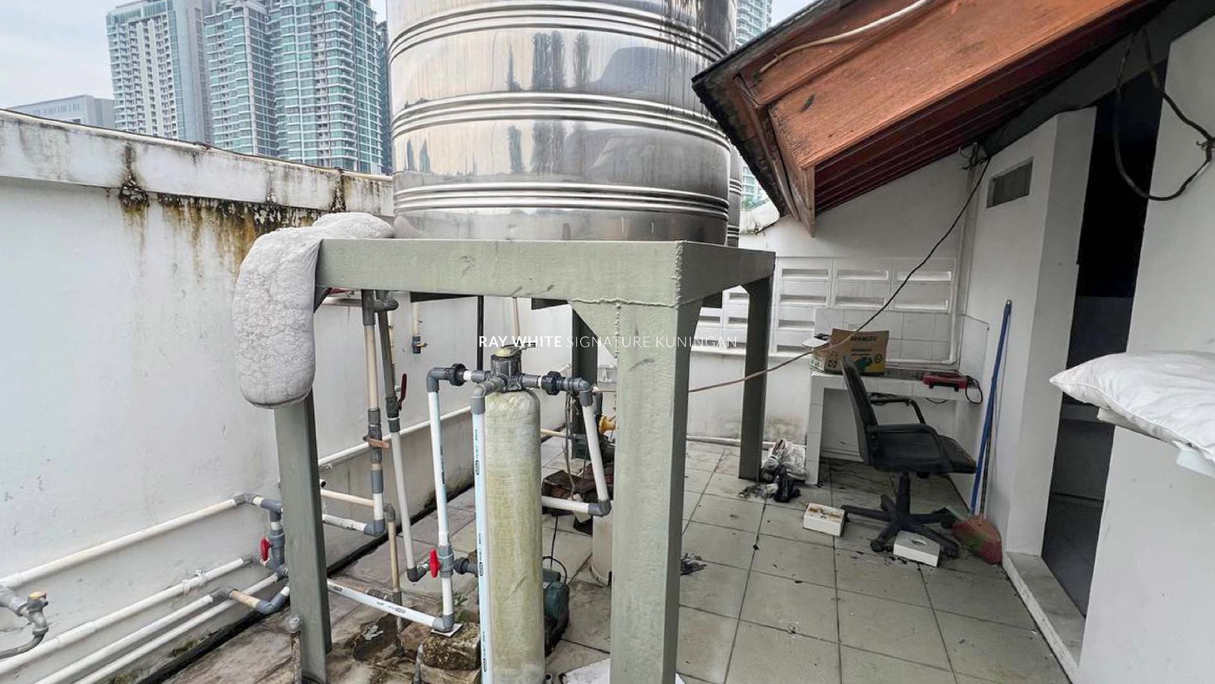 Sewa Rumah 3 Lantai Lokasi Prime di Jl Kemang 1