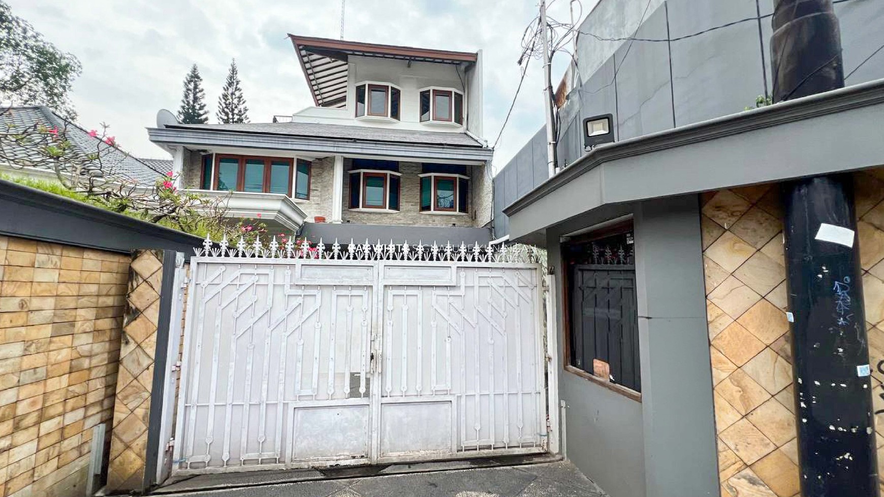 Sewa Rumah 3 Lantai Lokasi Prime di Jl Kemang 1