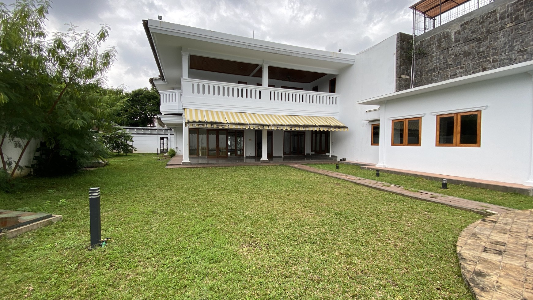 RUMAH MEWAH CLASSIC DI KEMANG DALAM AREA, JAKARTA SELATAN