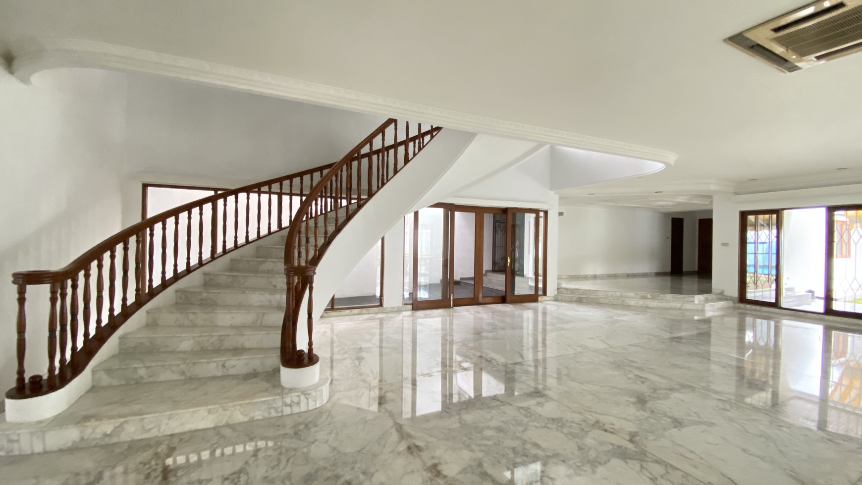 RUMAH MEWAH CLASSIC DI KEMANG DALAM AREA, JAKARTA SELATAN