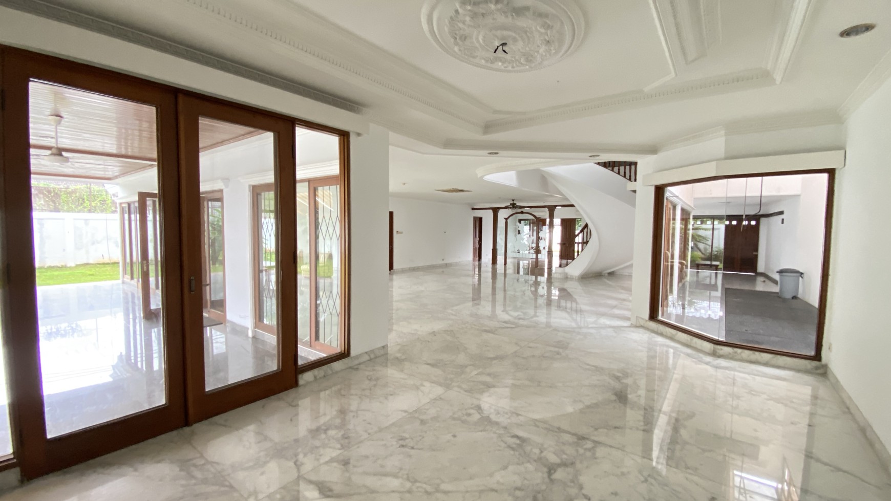 RUMAH MEWAH CLASSIC DI KEMANG DALAM AREA, JAKARTA SELATAN