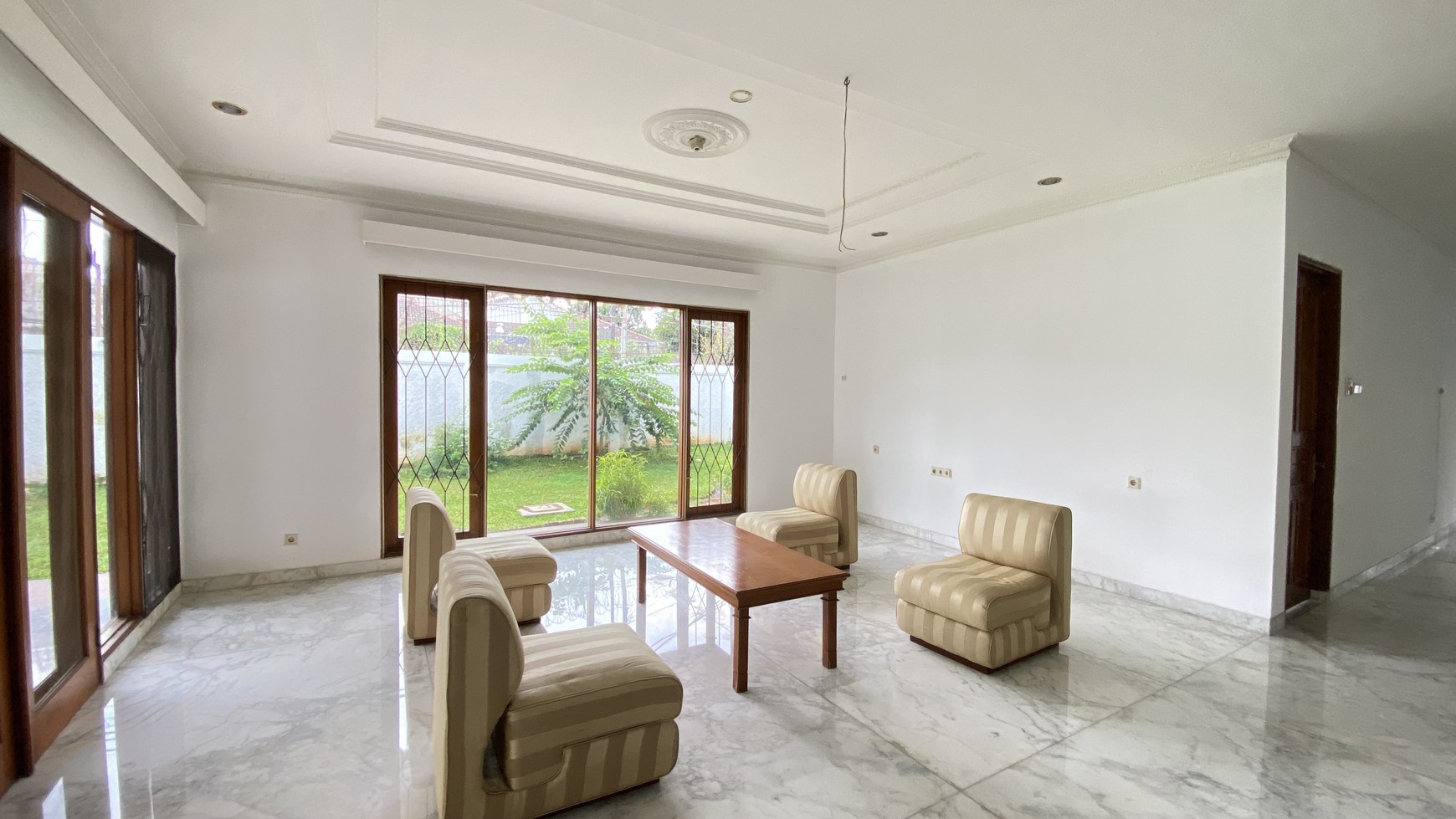 RUMAH MEWAH CLASSIC DI KEMANG DALAM AREA, JAKARTA SELATAN