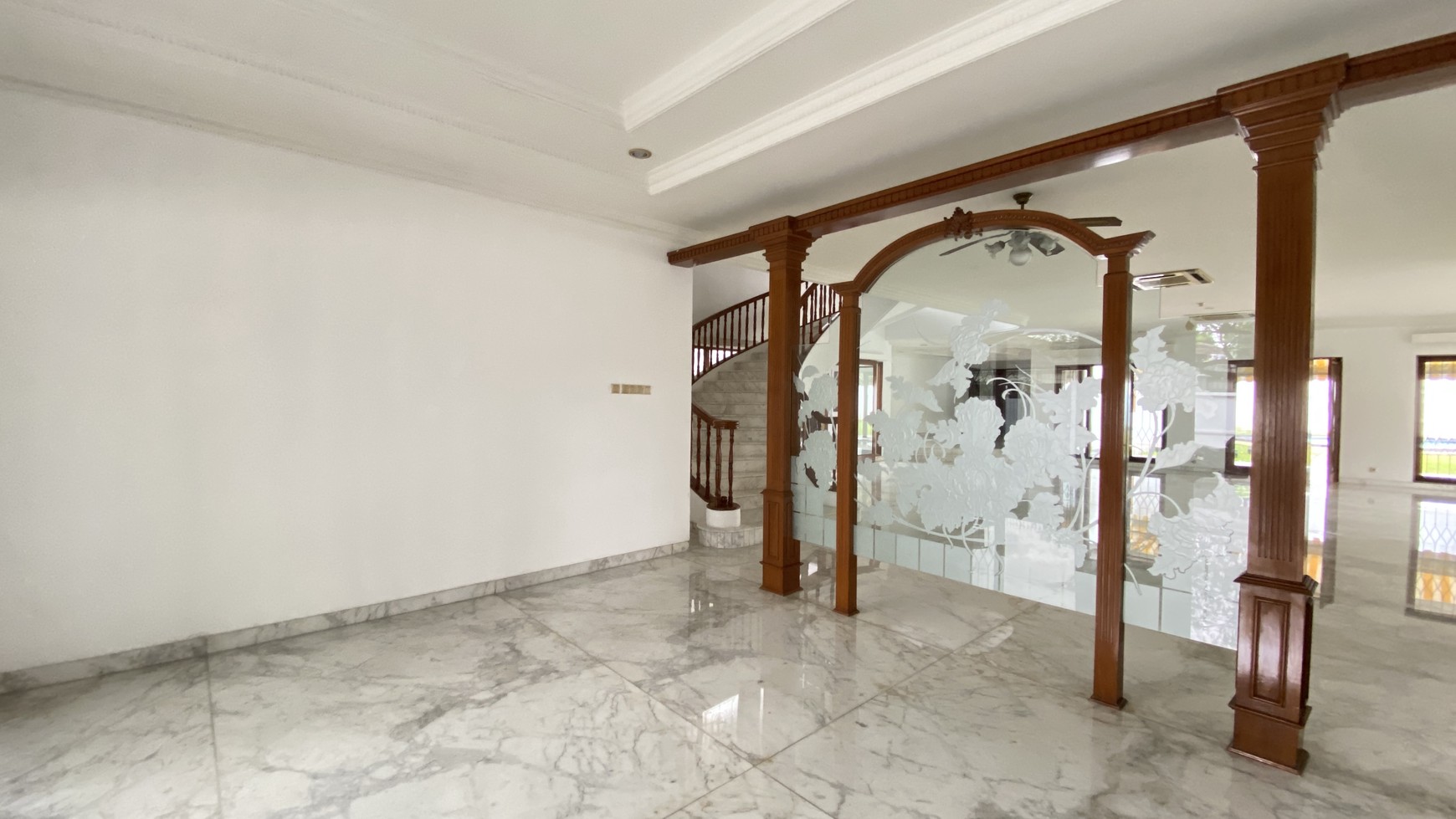 RUMAH MEWAH CLASSIC DI KEMANG DALAM AREA, JAKARTA SELATAN