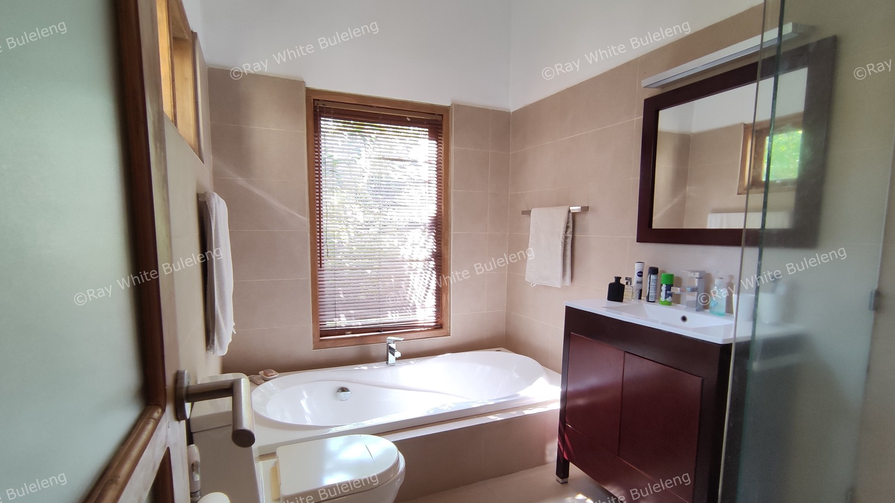 STUNNING OPEN PLAN VILLA IN LOVINA