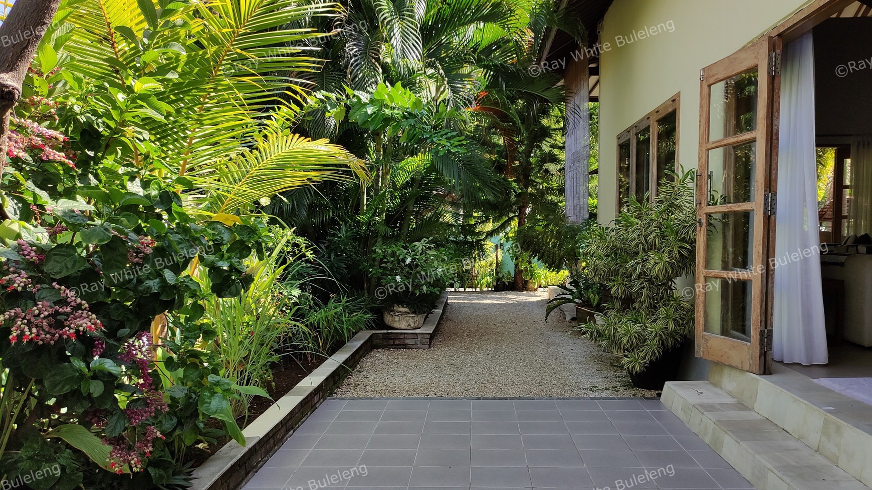 STUNNING OPEN PLAN VILLA IN LOVINA