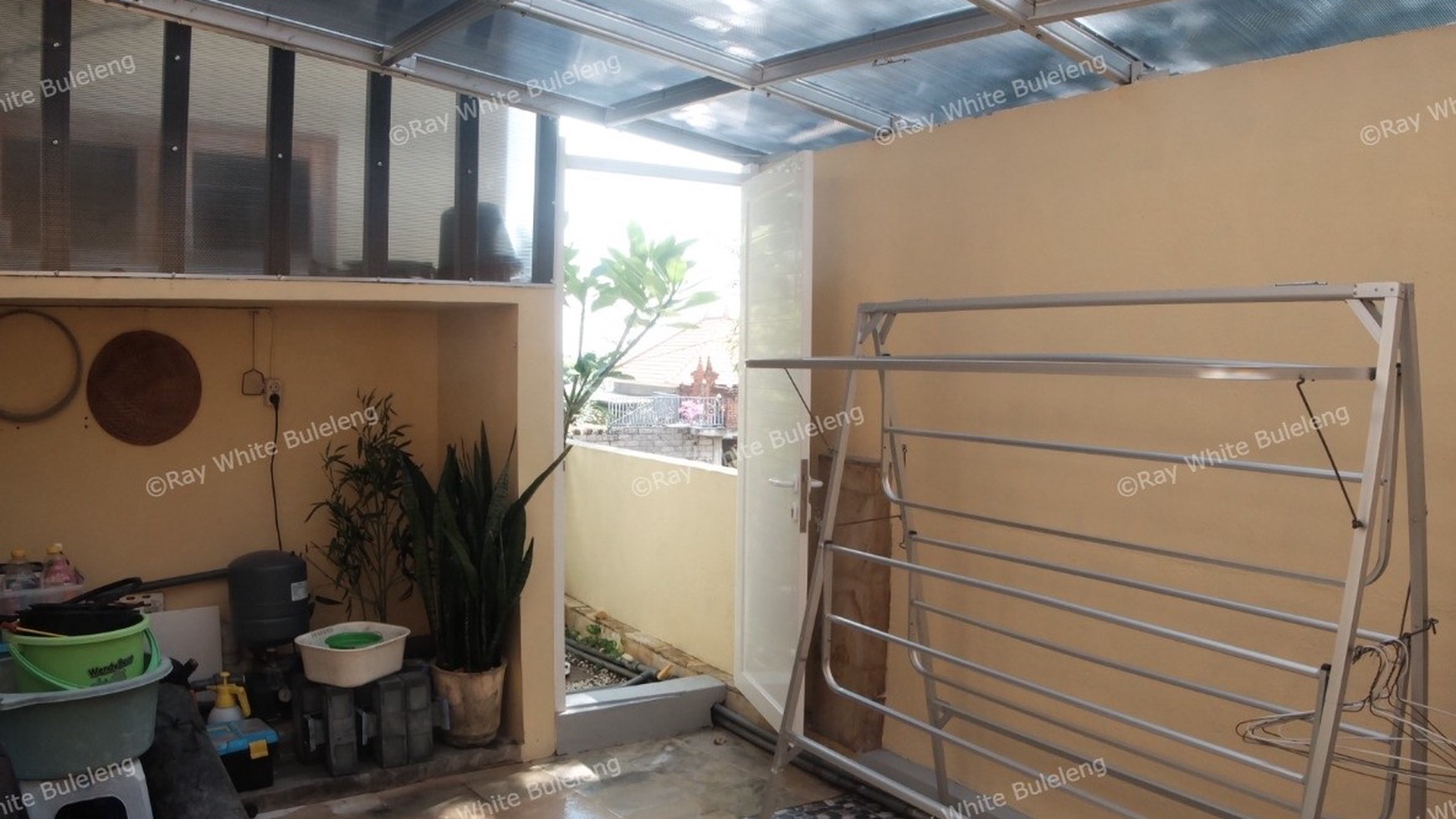 STUNNING OPEN PLAN VILLA IN LOVINA