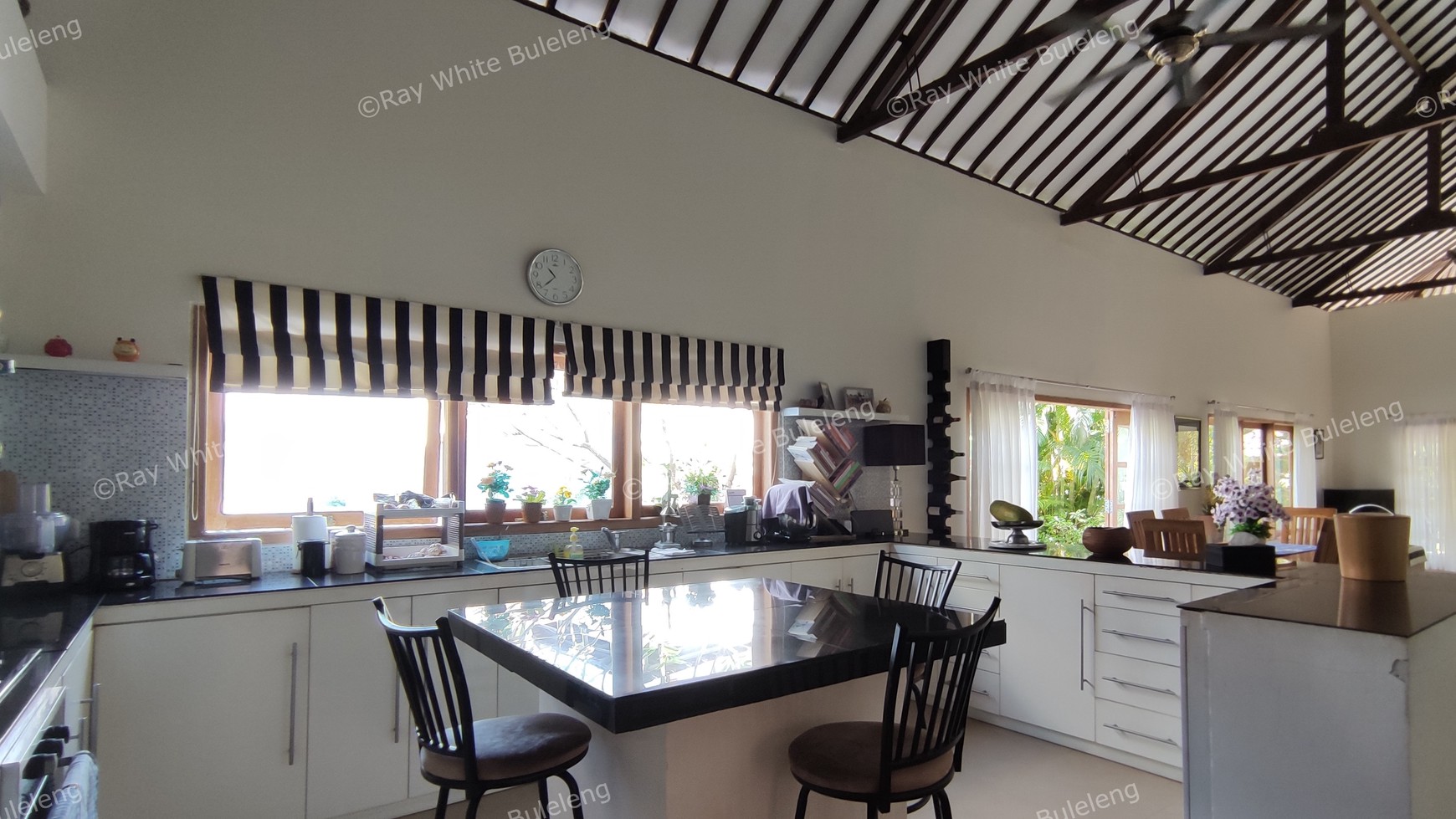 STUNNING OPEN PLAN VILLA IN LOVINA