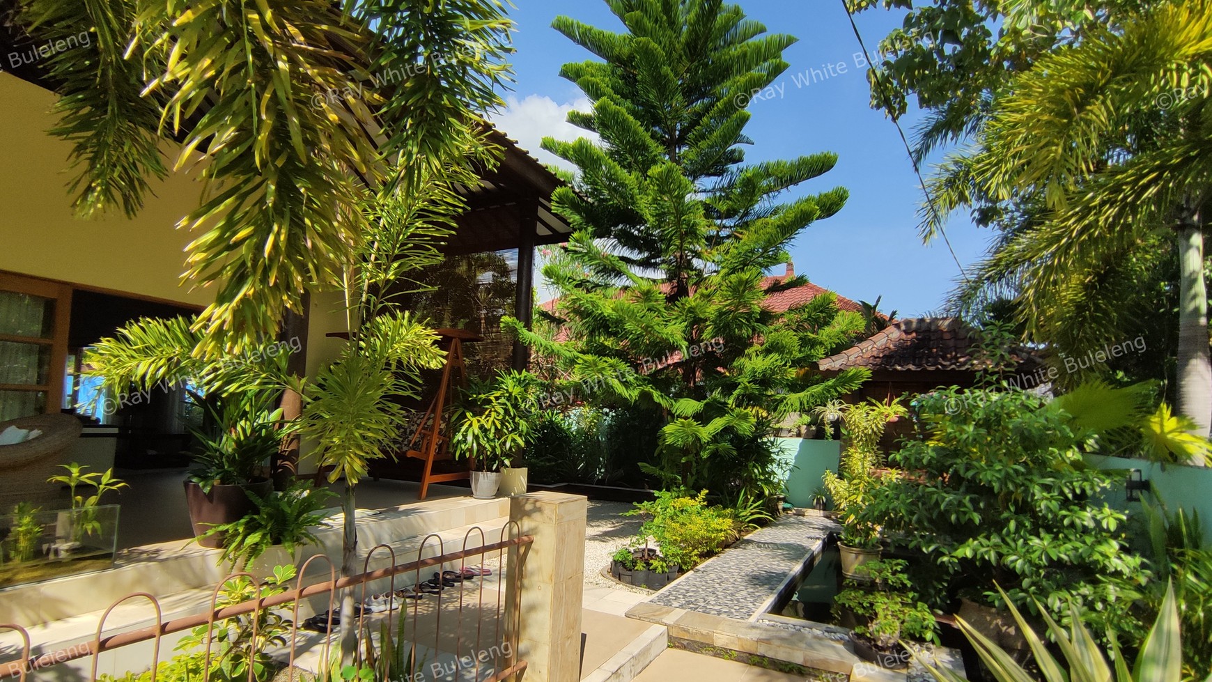 STUNNING OPEN PLAN VILLA IN LOVINA