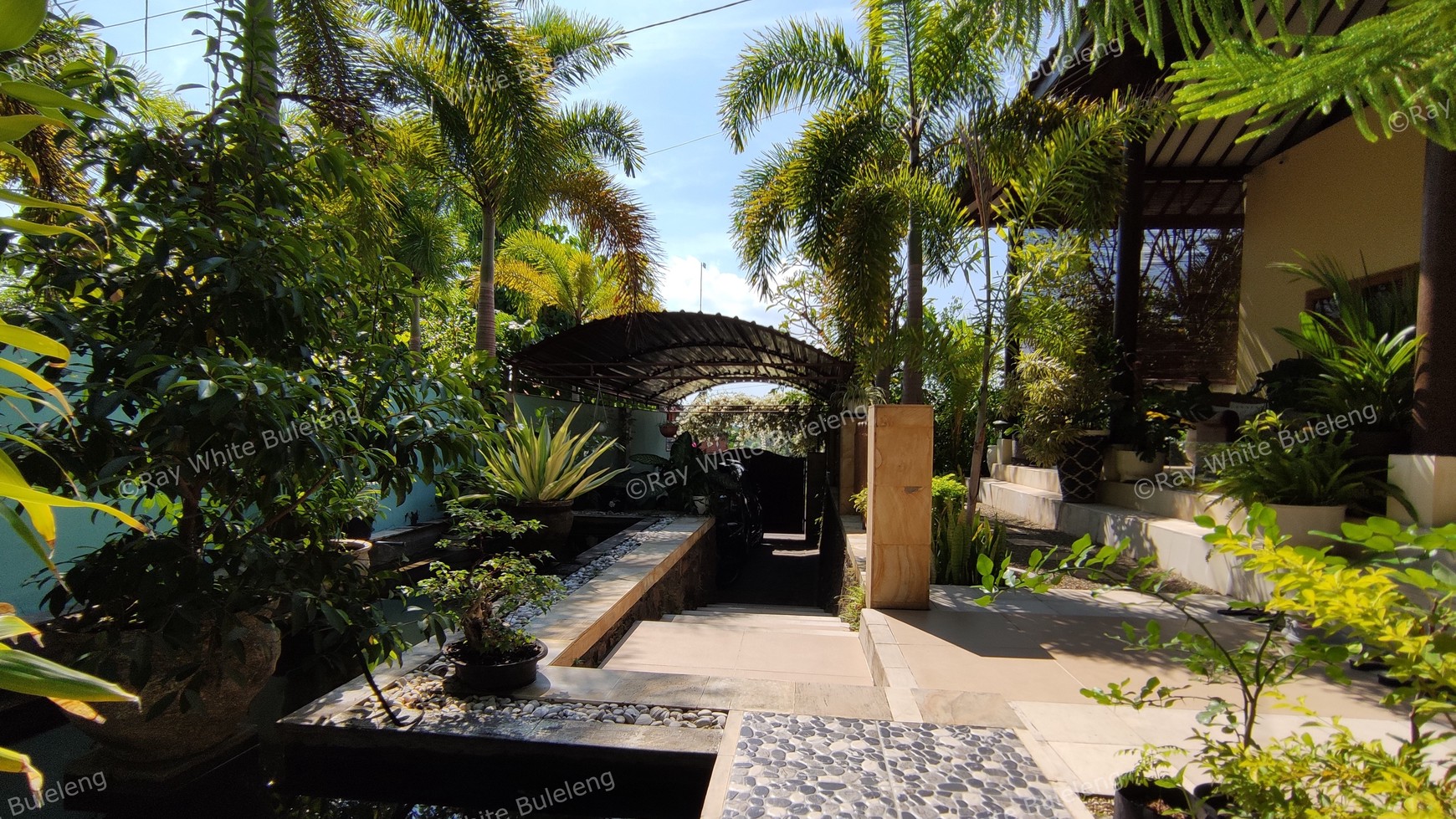 STUNNING OPEN PLAN VILLA IN LOVINA