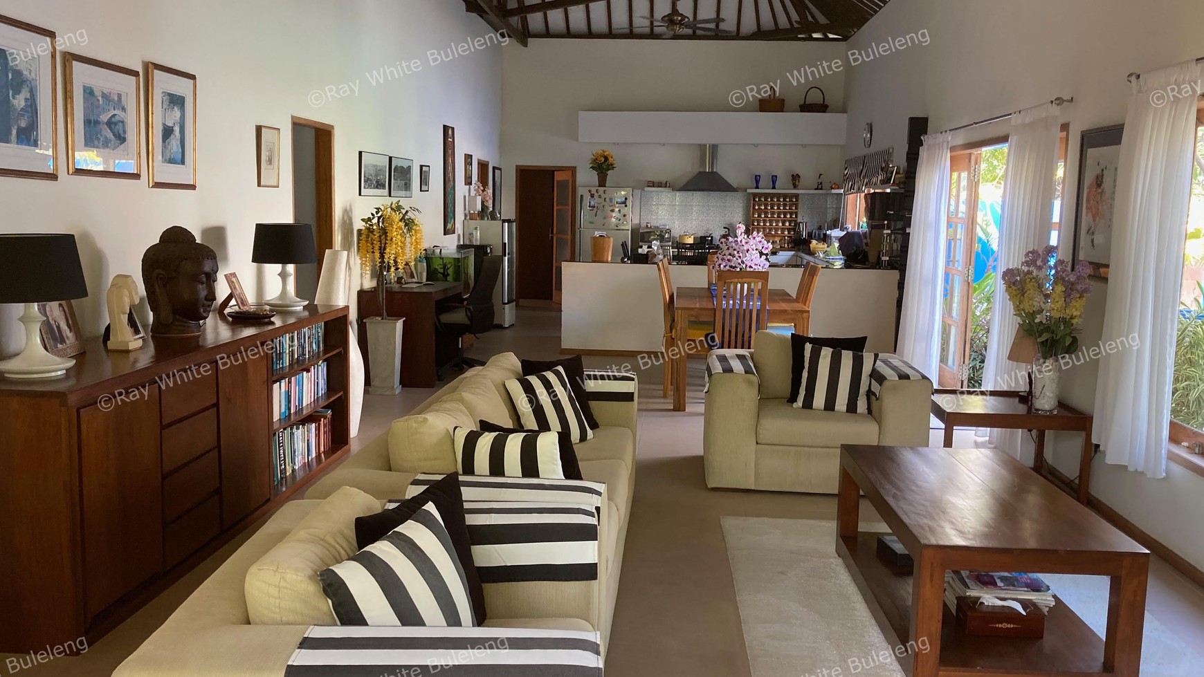 STUNNING OPEN PLAN VILLA IN LOVINA