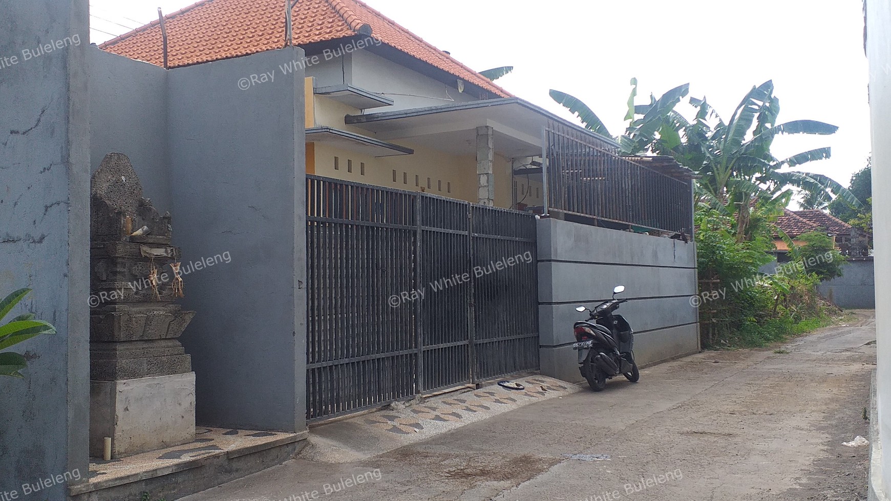 3 BEDROOMS HOUSE IN LOVINA AREA