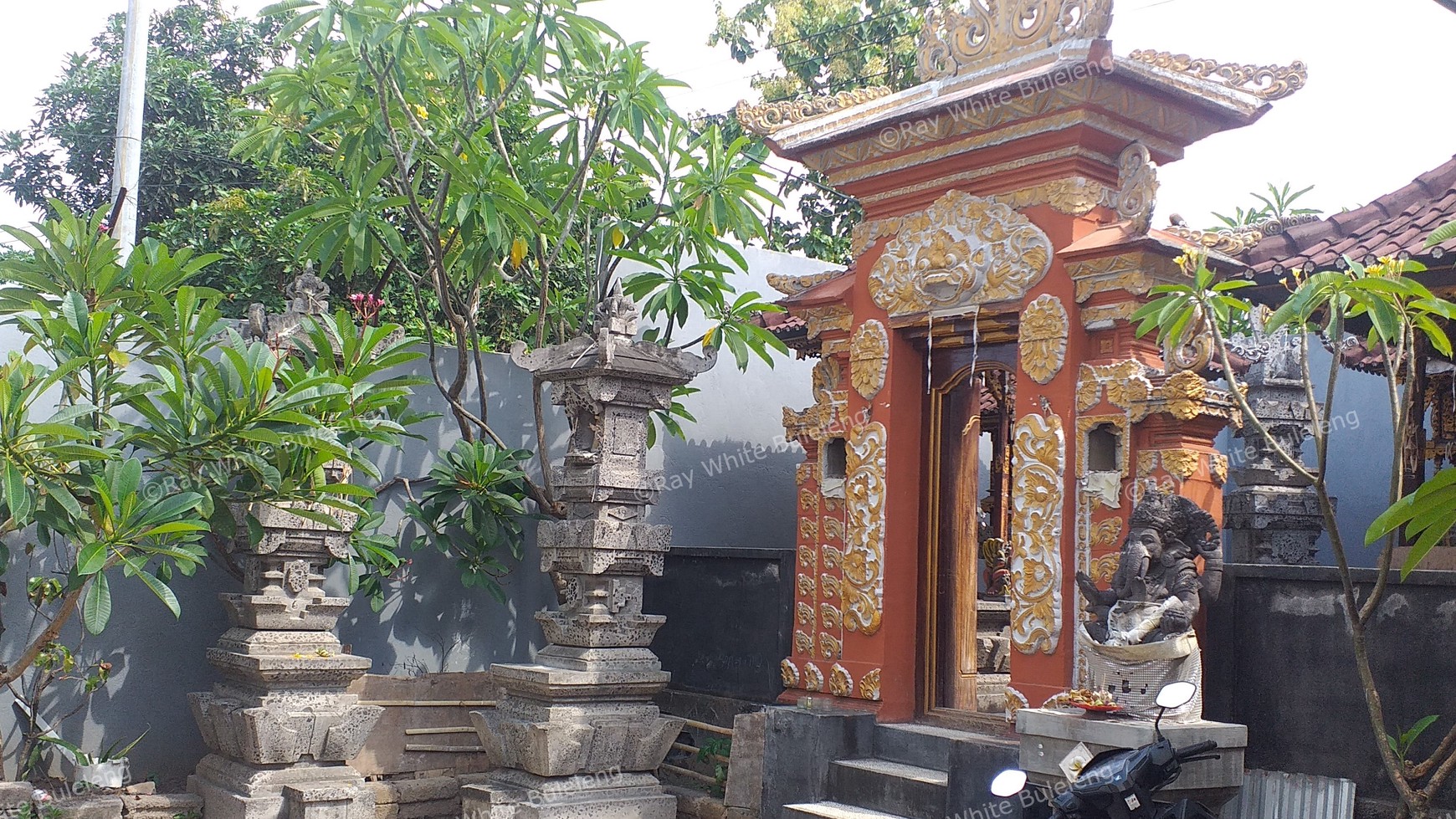 3 BEDROOMS HOUSE IN LOVINA AREA