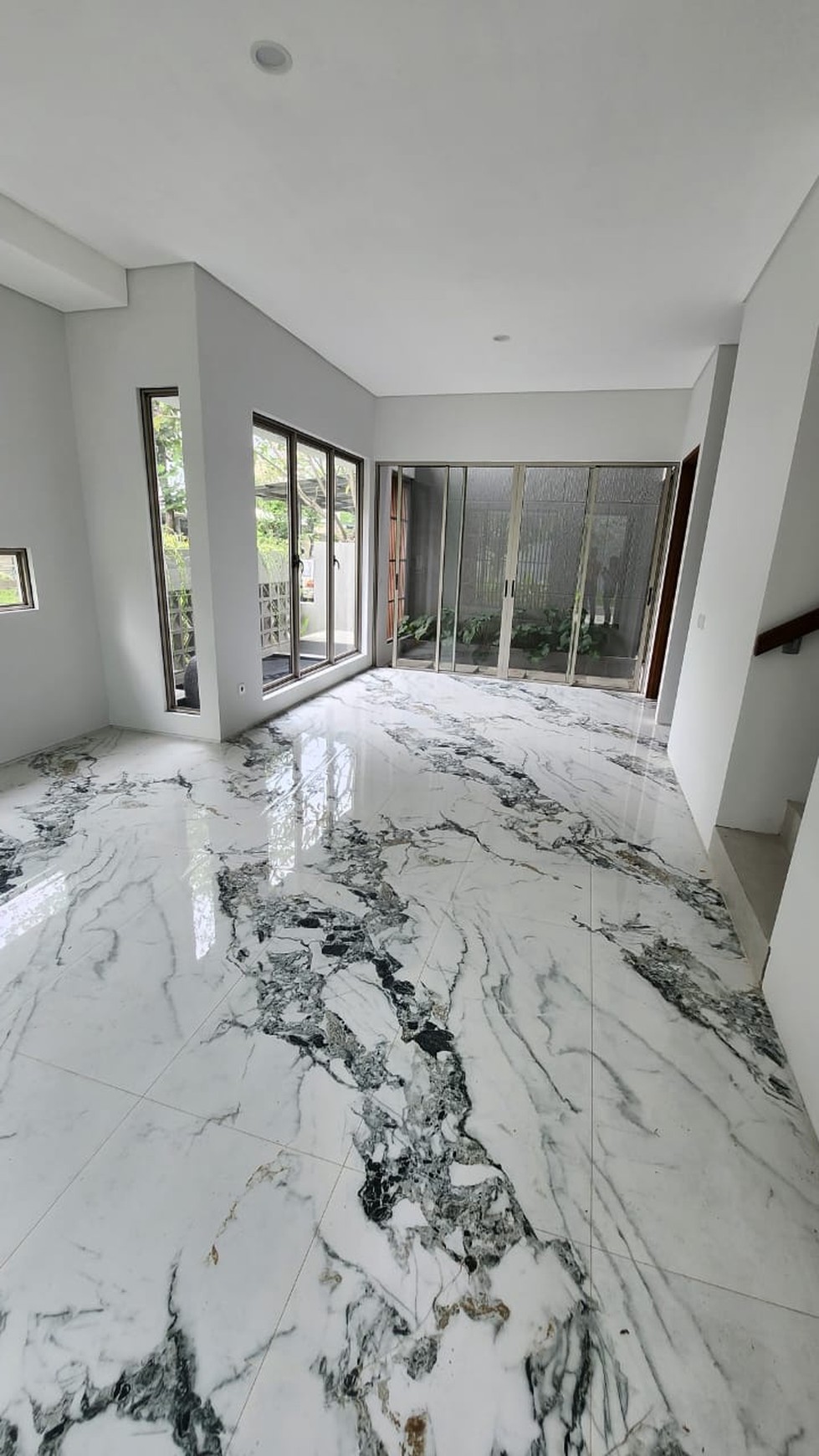 Dijual Rumah Royal Residence NEW Baru Plus Walking Closet - Carport 2 Mobil