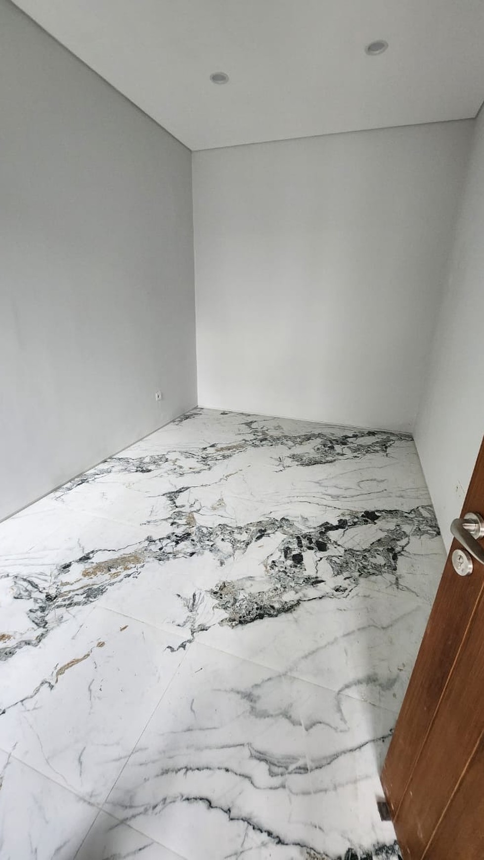 Dijual Rumah Royal Residence NEW Baru Plus Walking Closet - Carport 2 Mobil