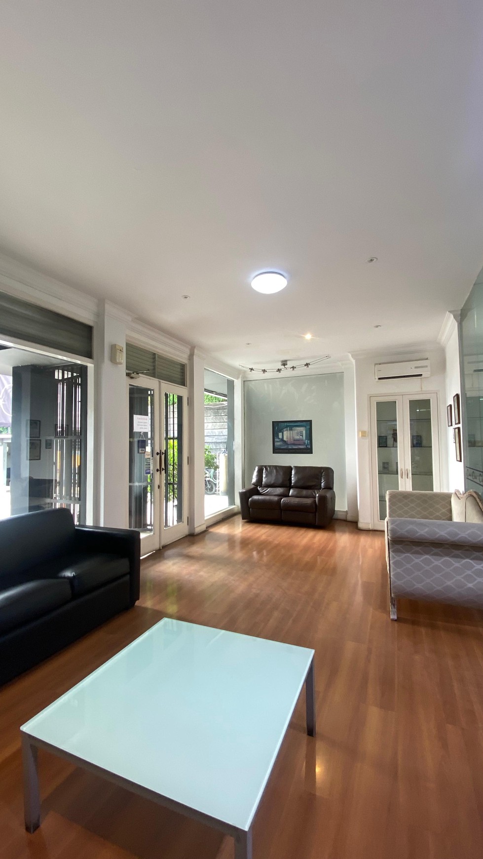 DIJUAL Rumah 3 lantai di lokasi elit Kemang Jakarta Selatan