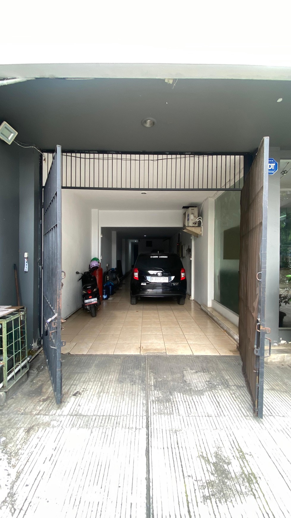 DIJUAL Rumah 3 lantai di lokasi elit Kemang Jakarta Selatan