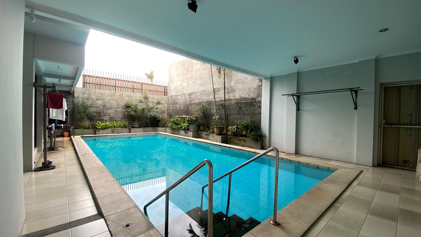 DIJUAL Rumah 3 lantai di lokasi elit Kemang Jakarta Selatan
