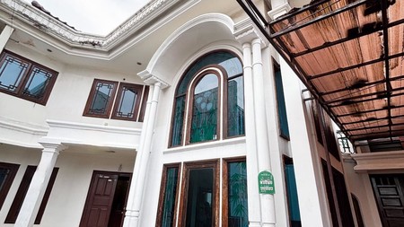 RUMAH SEMI FURNISHED DALAM TOWN HOUSE DI KEBAYORAN LAMA - JAKARTA SELATAN