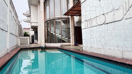 RUMAH SEMI FURNISH DALAM TOWN HOUSE DI KEBAYORAN LAMA, JAKARTA SELATAN.