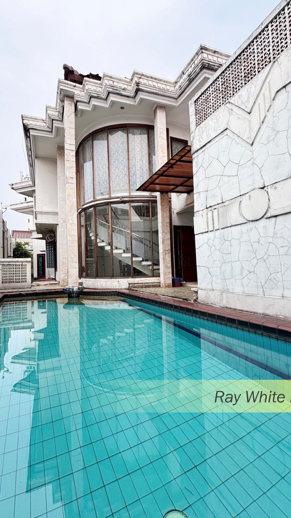 RUMAH SEMI FURNISH DALAM TOWN HOUSE DI KEBAYORAN LAMA, JAKARTA SELATAN.