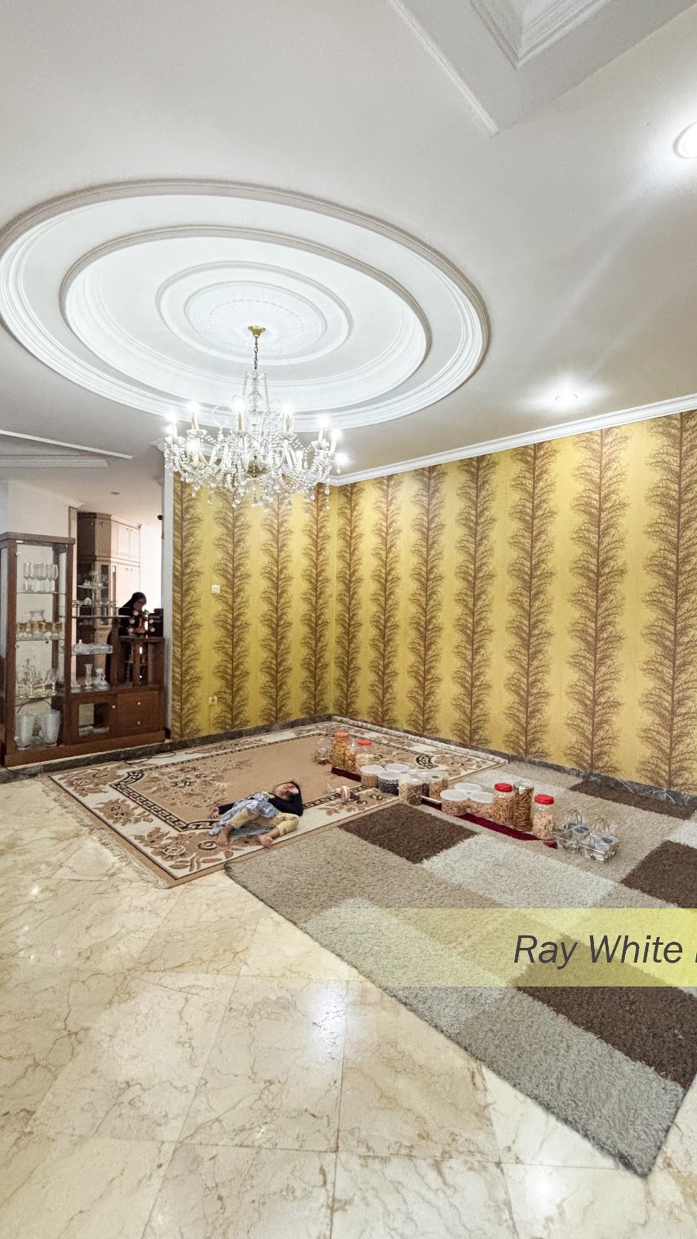 RUMAH SEMI FURNISH DALAM TOWN HOUSE DI KEBAYORAN LAMA, JAKARTA SELATAN.