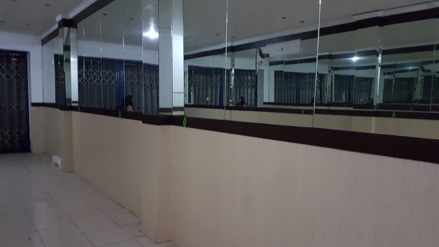 MURAH Disewakan Ruko Darmo Baru Barat - Darmo Permai - Surabaya Barat- Nol Jalan - Parkiran Mobil Luas