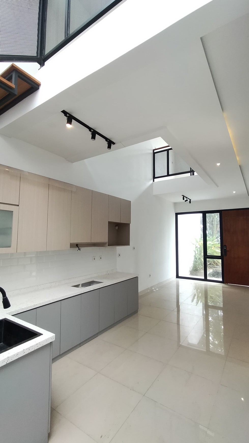 Rumah Minimalis modern di Kencana Loka, 24 jam security