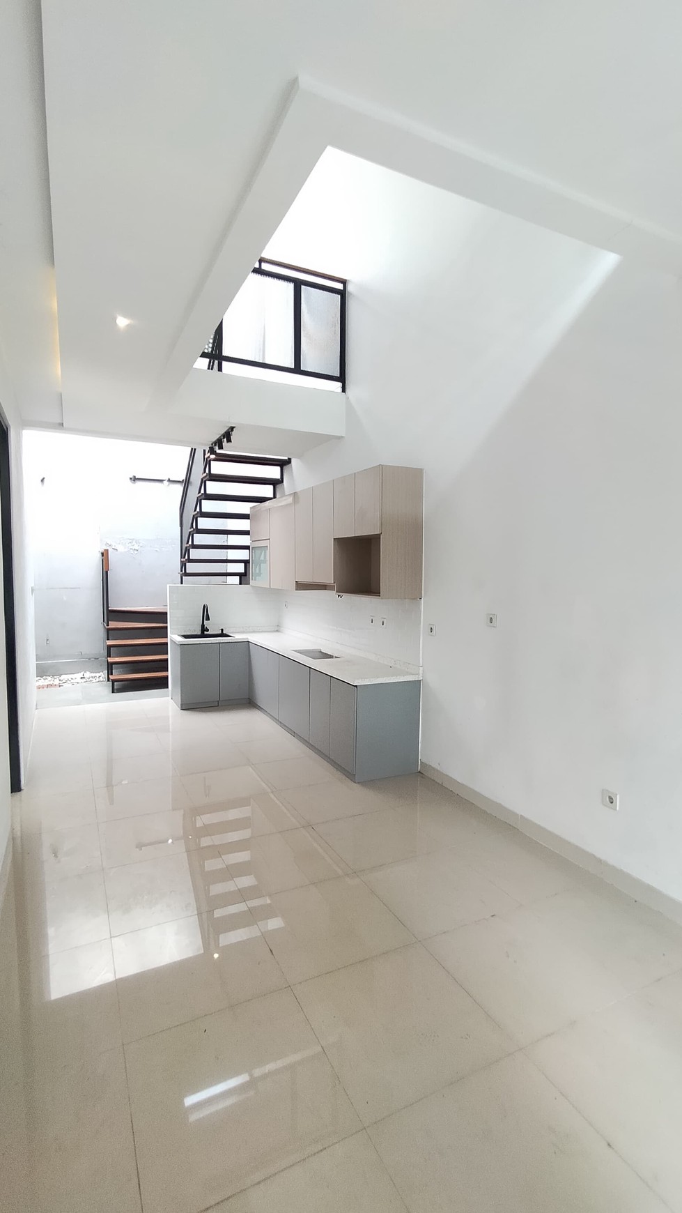 Rumah Minimalis modern di Kencana Loka, 24 jam security