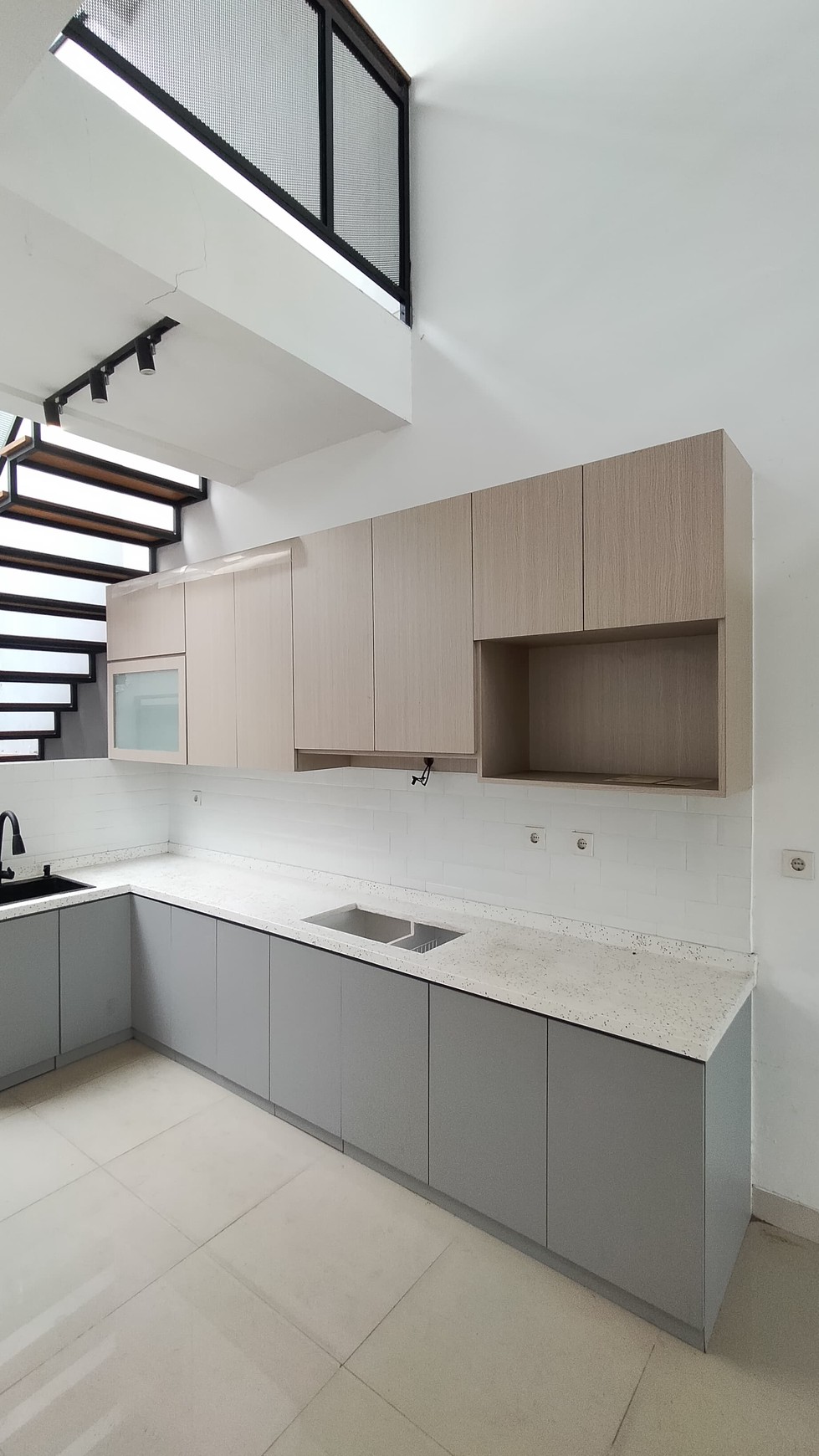 Rumah Minimalis modern di Kencana Loka, 24 jam security