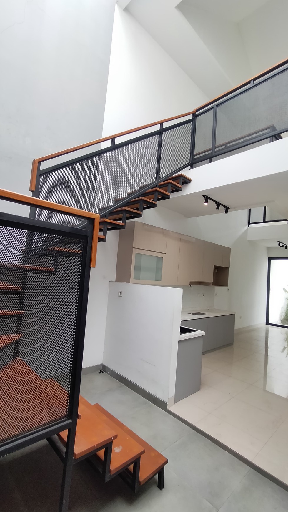 Rumah Minimalis modern di Kencana Loka, 24 jam security