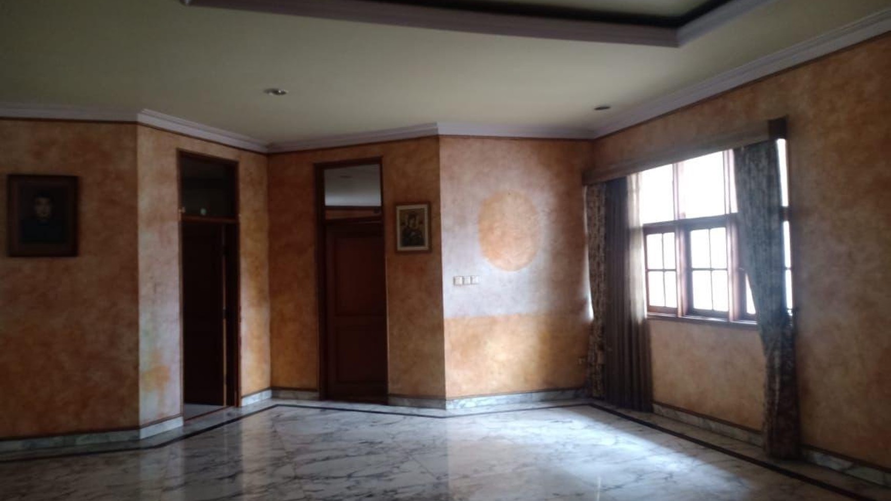 Rumah Keluarga Mewah di Lokasi Strategis - Karang Asem Raya, Mega Kuningan