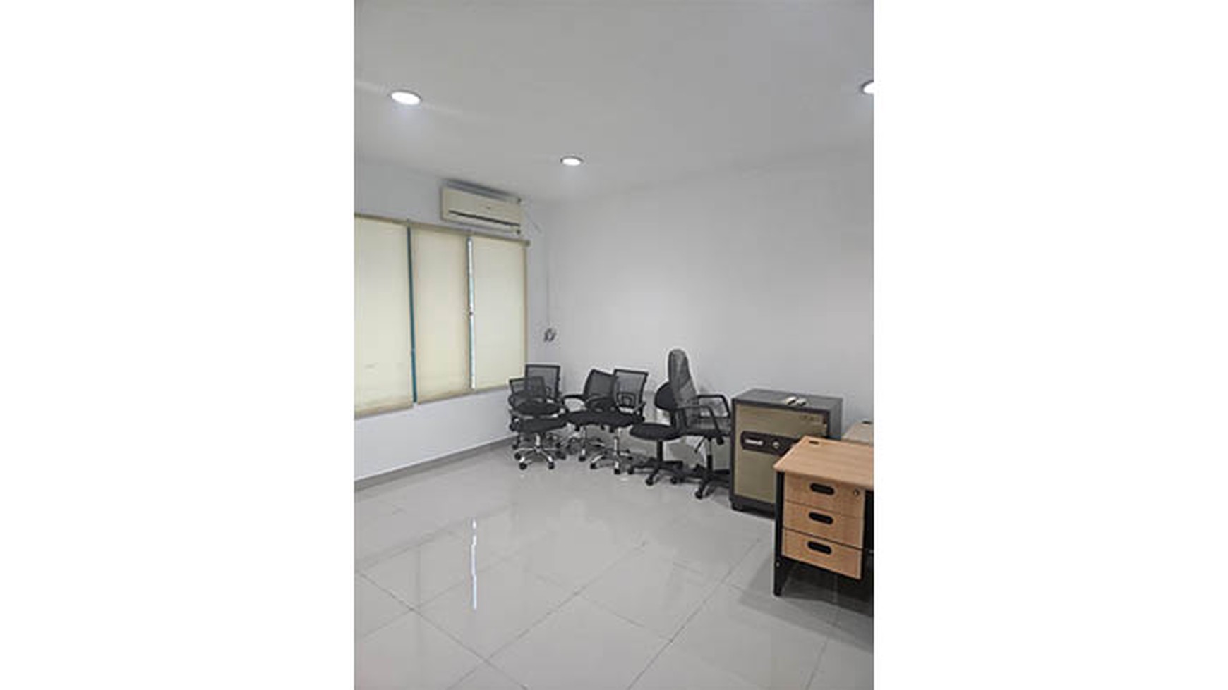 Ruko Gading Kirana Timur, Kelapa Gading. Dalam kompleks / tidak hadap jalan raya. Ex kantor