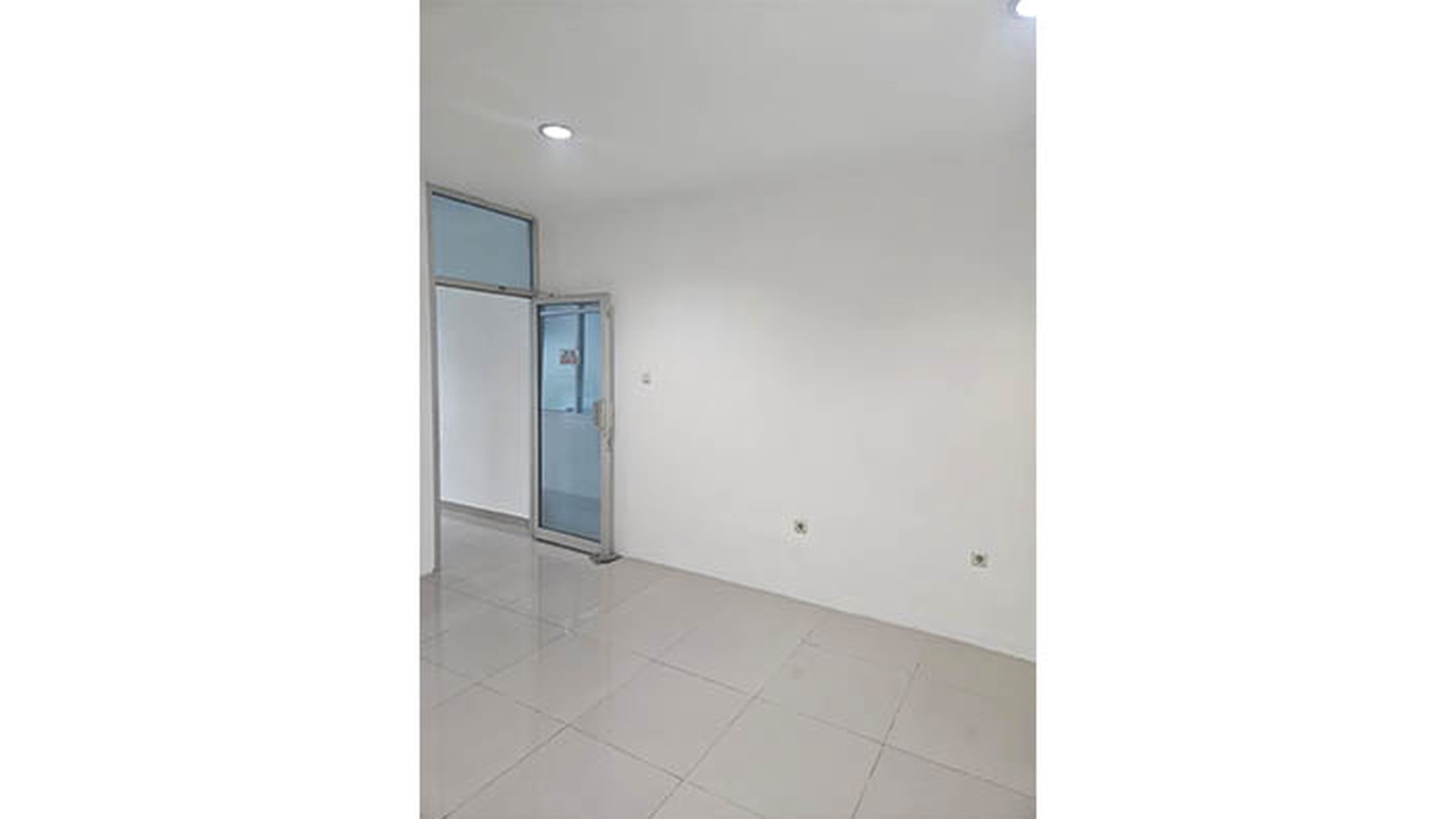 Ruko Gading Kirana Timur, Kelapa Gading. Dalam kompleks / tidak hadap jalan raya. Ex kantor