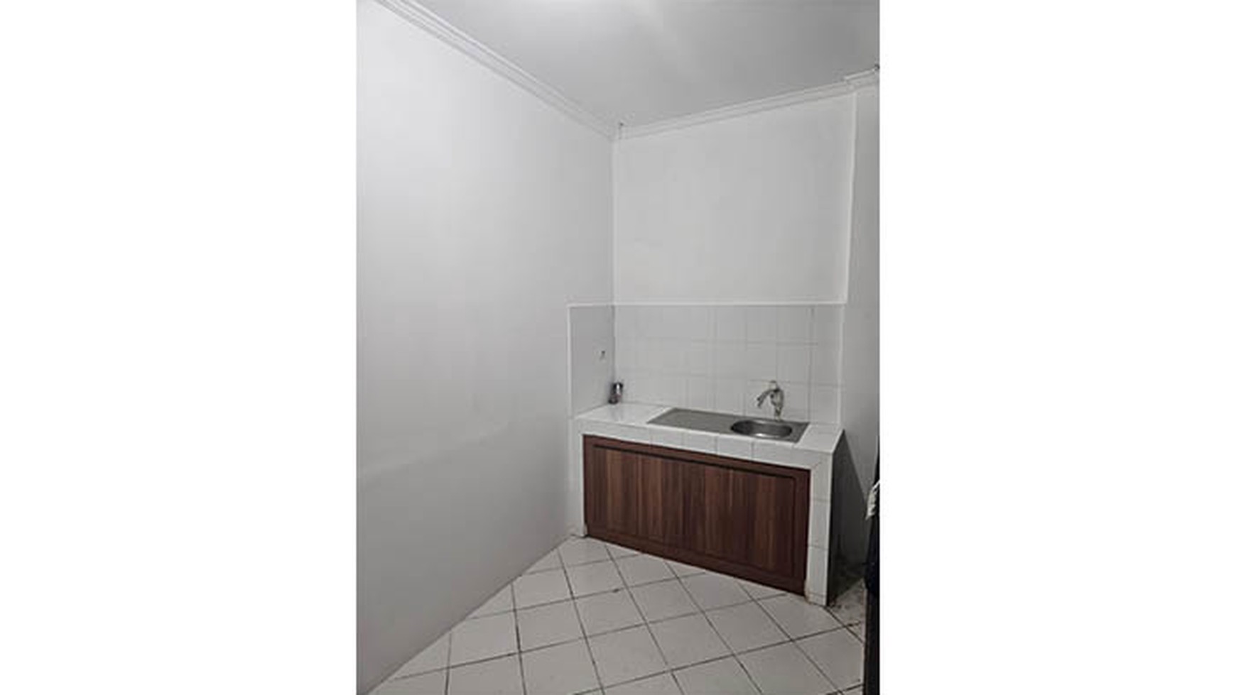 Ruko Gading Kirana Timur, Kelapa Gading. Dalam kompleks / tidak hadap jalan raya. Ex kantor