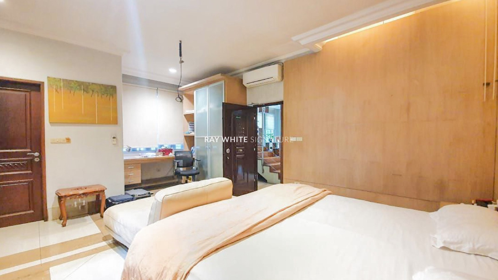 Dijual Rumah Eksklusif dan luas di Jl Pangeran Antasari Cocok Untuk Lokasi Bisnis