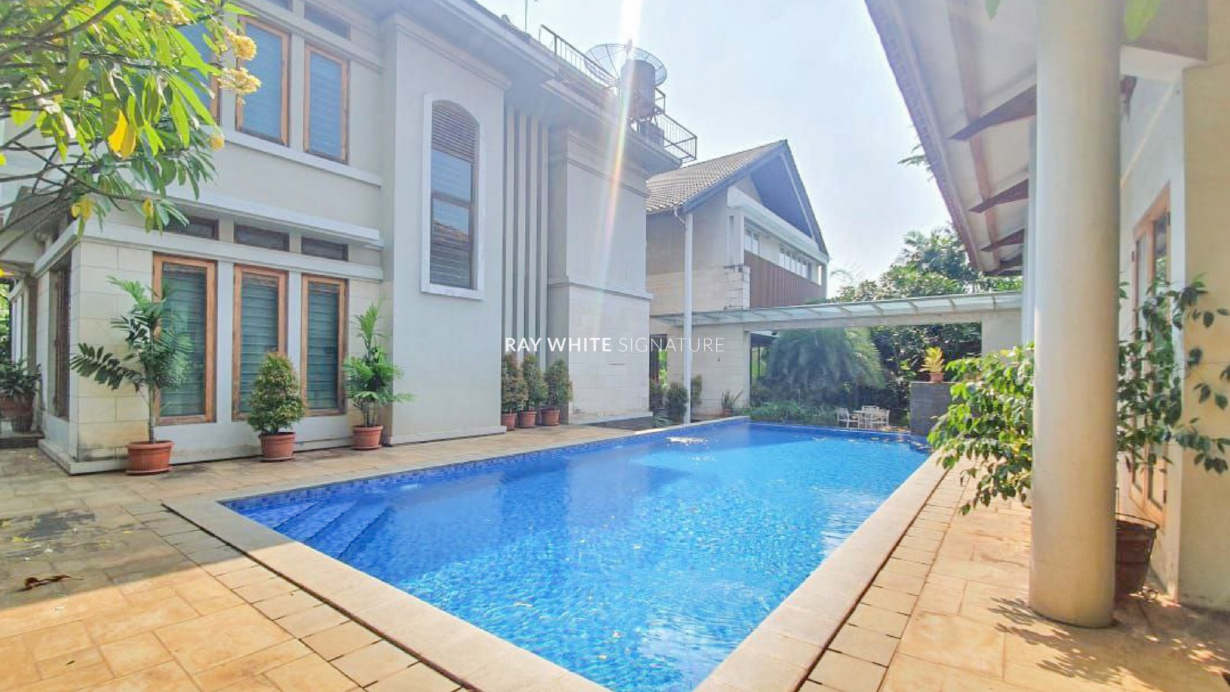 Dijual Rumah Eksklusif dan luas di Jl Pangeran Antasari Cocok Untuk Lokasi Bisnis