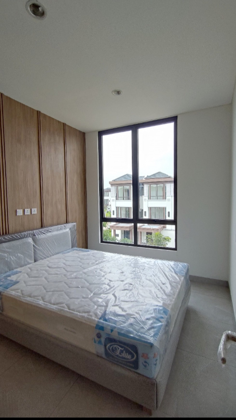 Rumah Bagus 2 Lantai Semi Furnished di Tenggerang