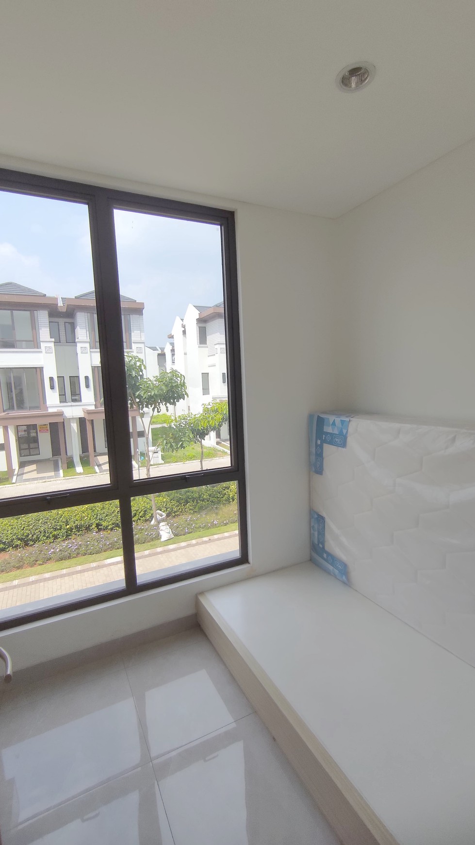 Rumah Bagus 2 Lantai Semi Furnished di Tenggerang