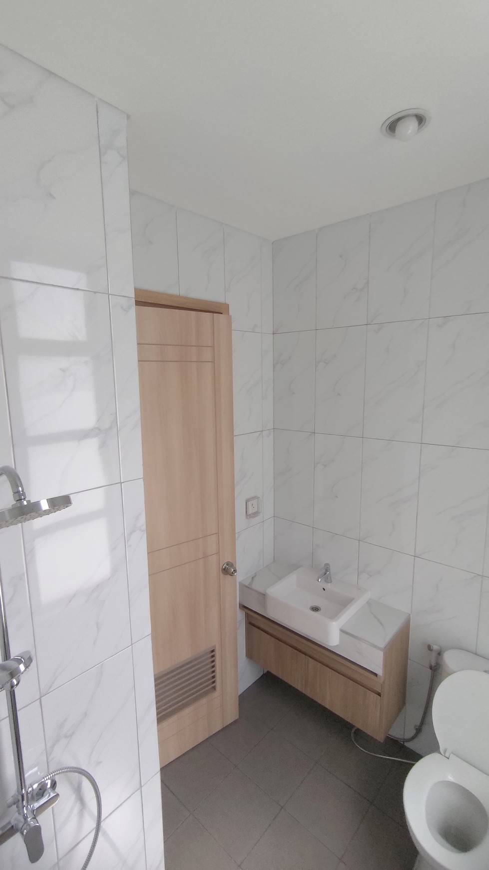 Rumah Bagus 2 Lantai Semi Furnished di Tenggerang