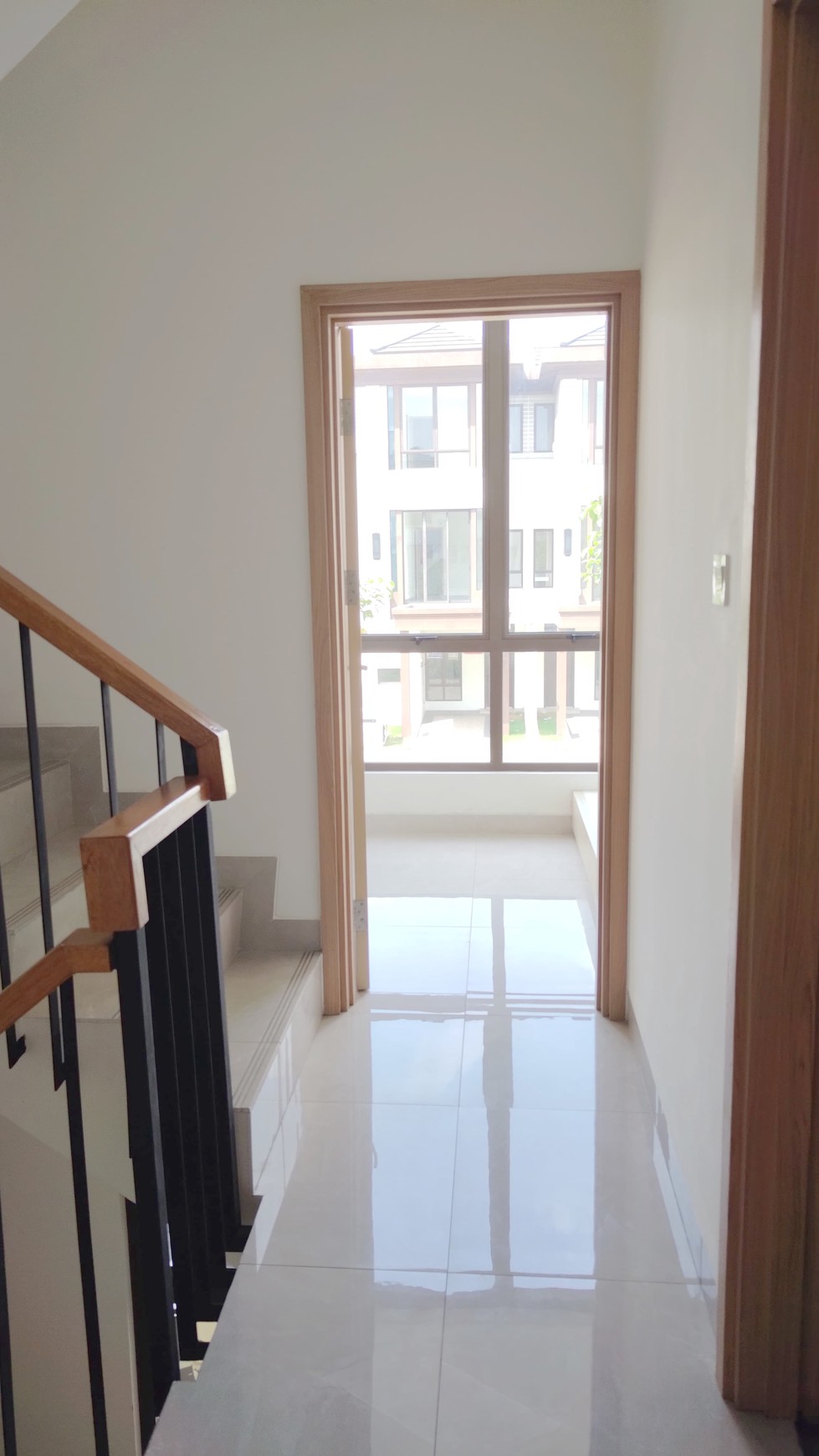 Rumah Bagus 2 Lantai Semi Furnished di Tenggerang