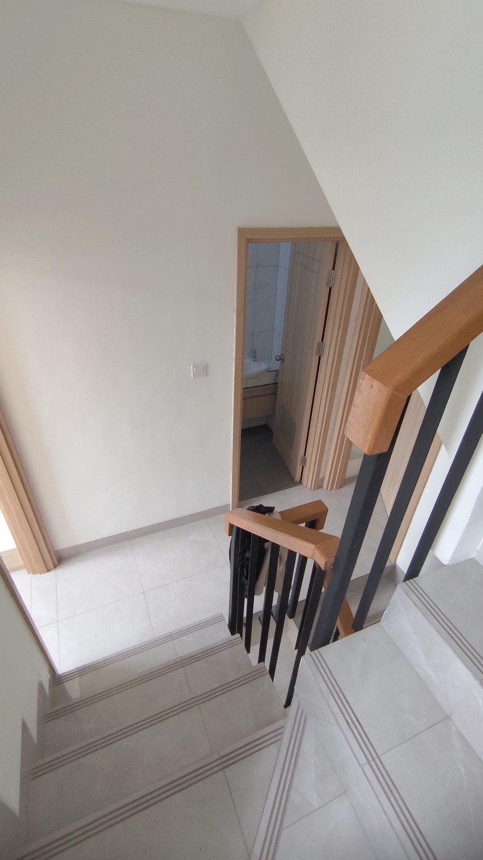 Rumah Bagus 2 Lantai Semi Furnished di Tenggerang