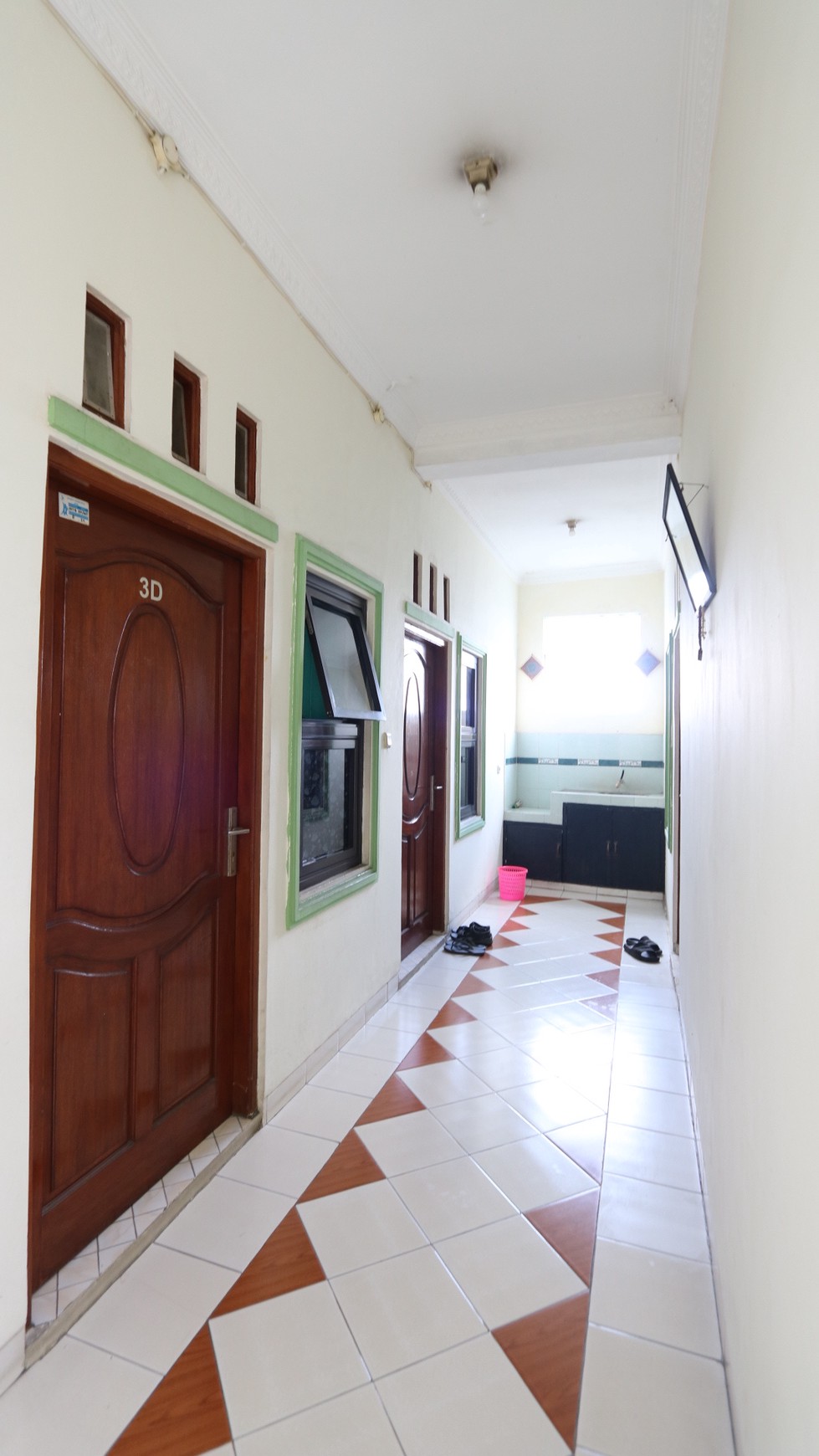 RUMAH 3 LANTAI UNTUK KOST DAN RUKO DI AREA LOKASI YANG STRATEGIS DI TOLE ISKANDAR DEPOK