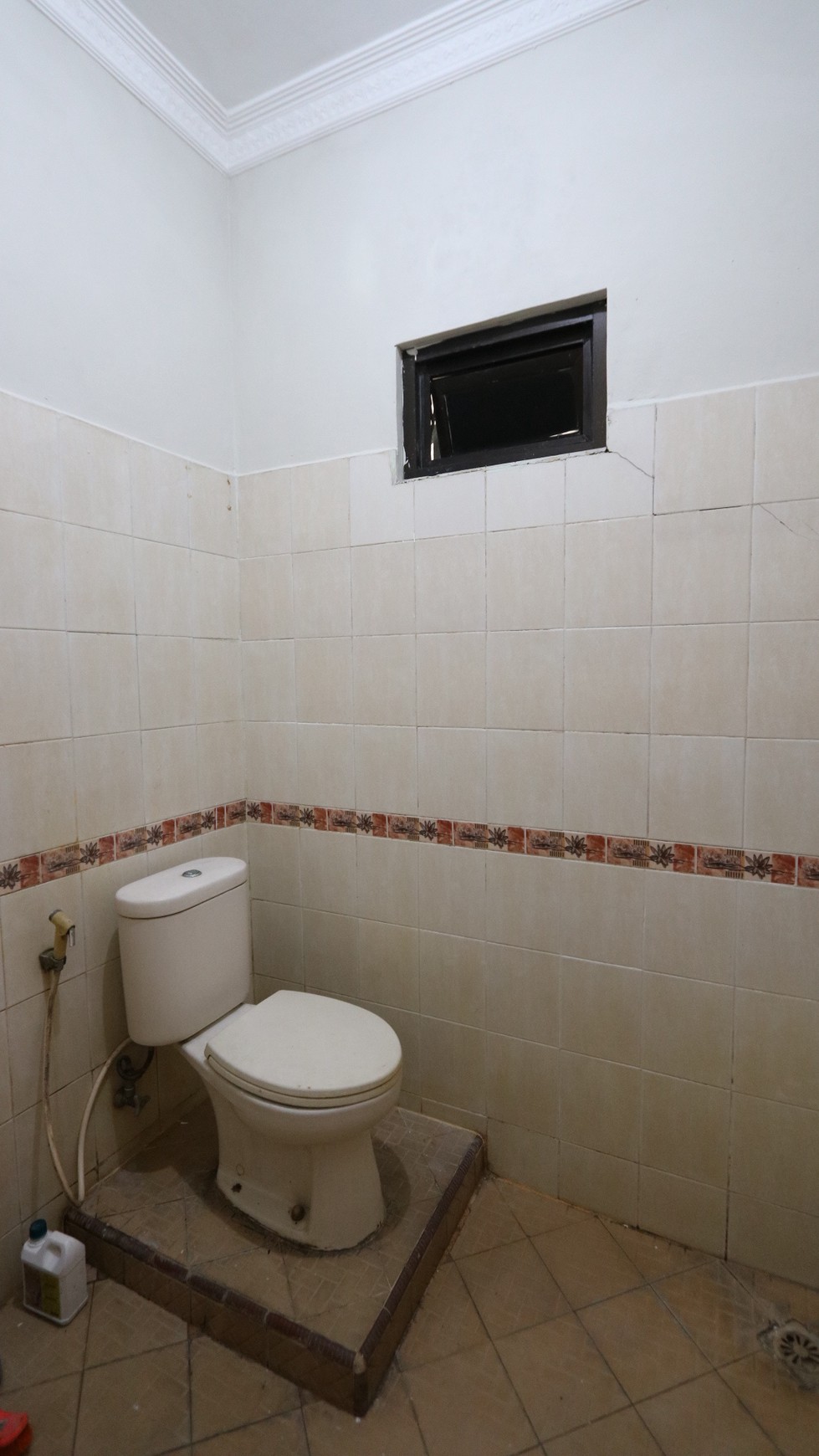 RUMAH 3 LANTAI UNTUK KOST DAN RUKO DI AREA LOKASI YANG STRATEGIS DI TOLE ISKANDAR DEPOK