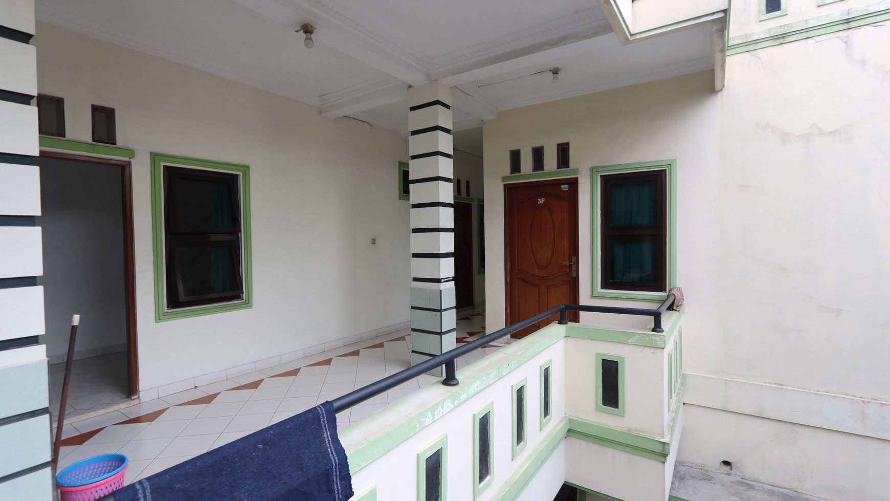 RUMAH 3 LANTAI UNTUK KOST DAN RUKO DI AREA LOKASI YANG STRATEGIS DI TOLE ISKANDAR DEPOK
