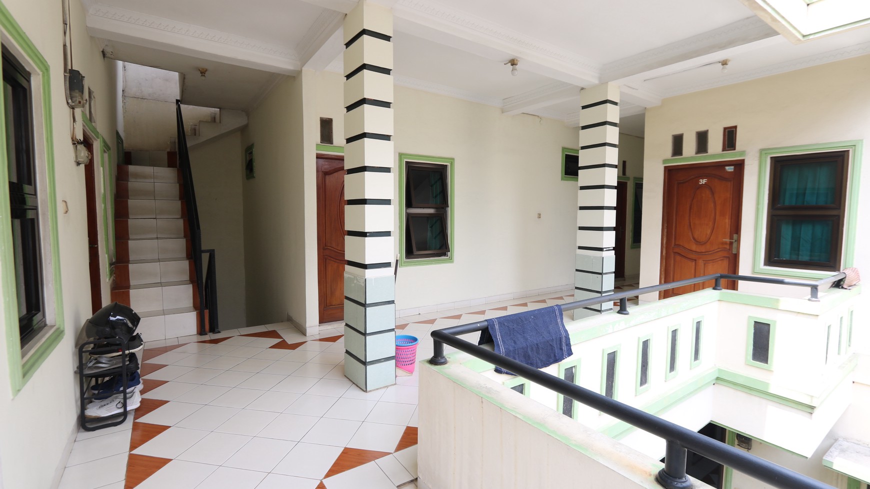 RUMAH 3 LANTAI UNTUK KOST DAN RUKO DI AREA LOKASI YANG STRATEGIS DI TOLE ISKANDAR DEPOK