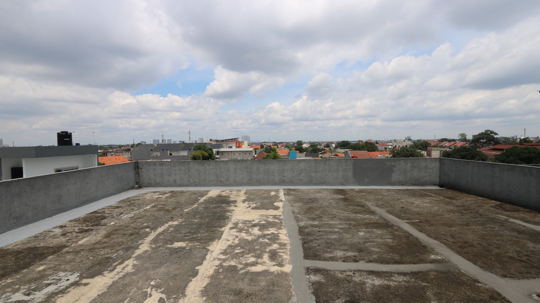 RUMAH 3 LANTAI UNTUK KOST DAN RUKO DI AREA LOKASI YANG STRATEGIS DI TOLE ISKANDAR DEPOK