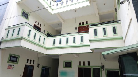 RUMAH 3 LANTAI UNTUK KOST DAN RUKO DI AREA LOKASI YANG STRATEGIS DI TOLE ISKANDAR DEPOK 