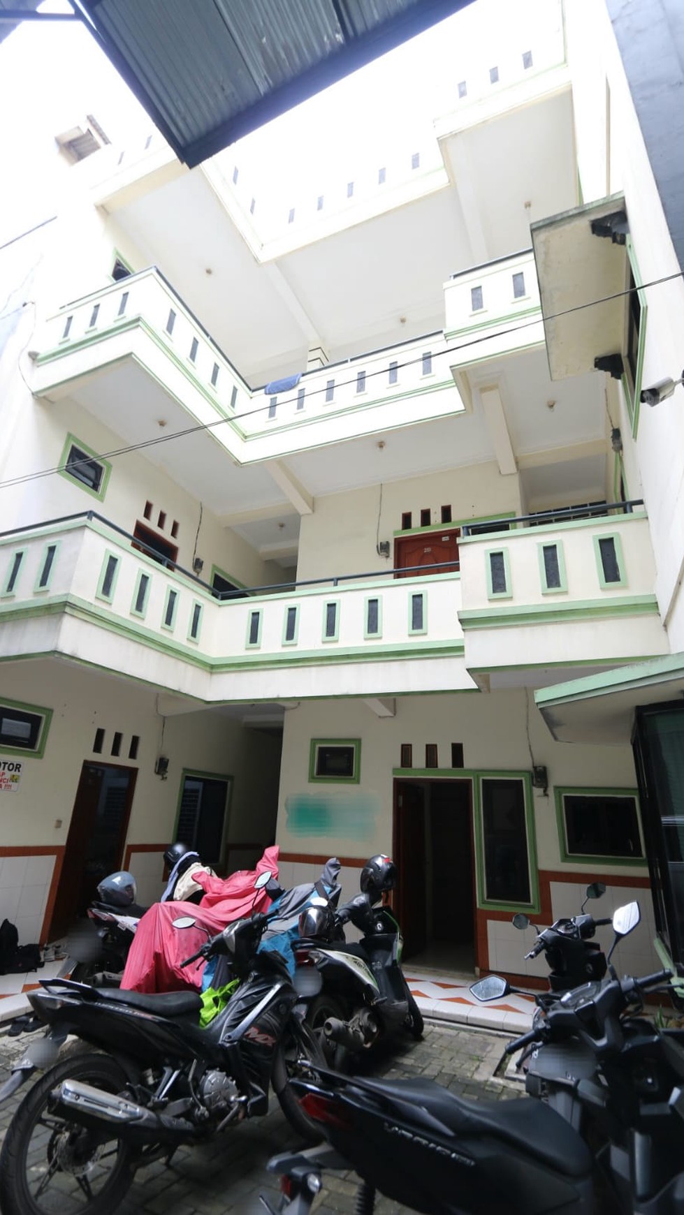 RUMAH 3 LANTAI UNTUK KOST DAN RUKO DI AREA LOKASI YANG STRATEGIS DI TOLE ISKANDAR DEPOK