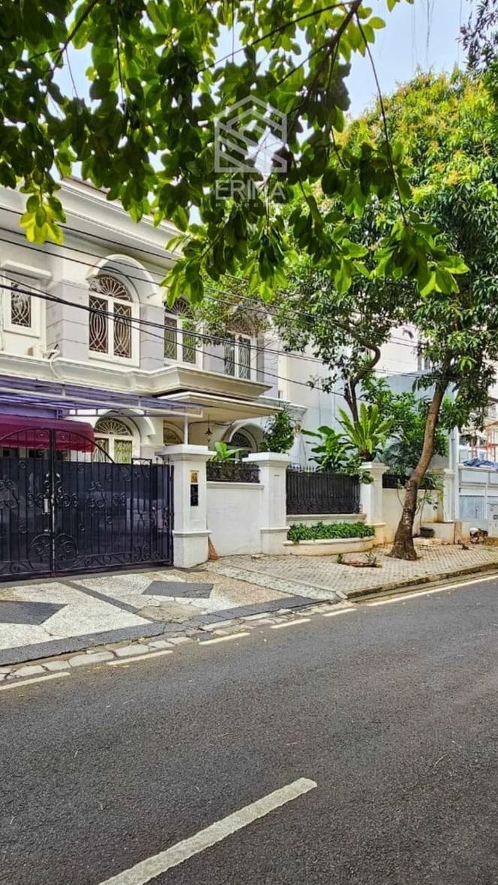 Rumah Bangunan 2 Lantai Mediterranean Style Design Di Pondok Indah, Jakarta Selatan