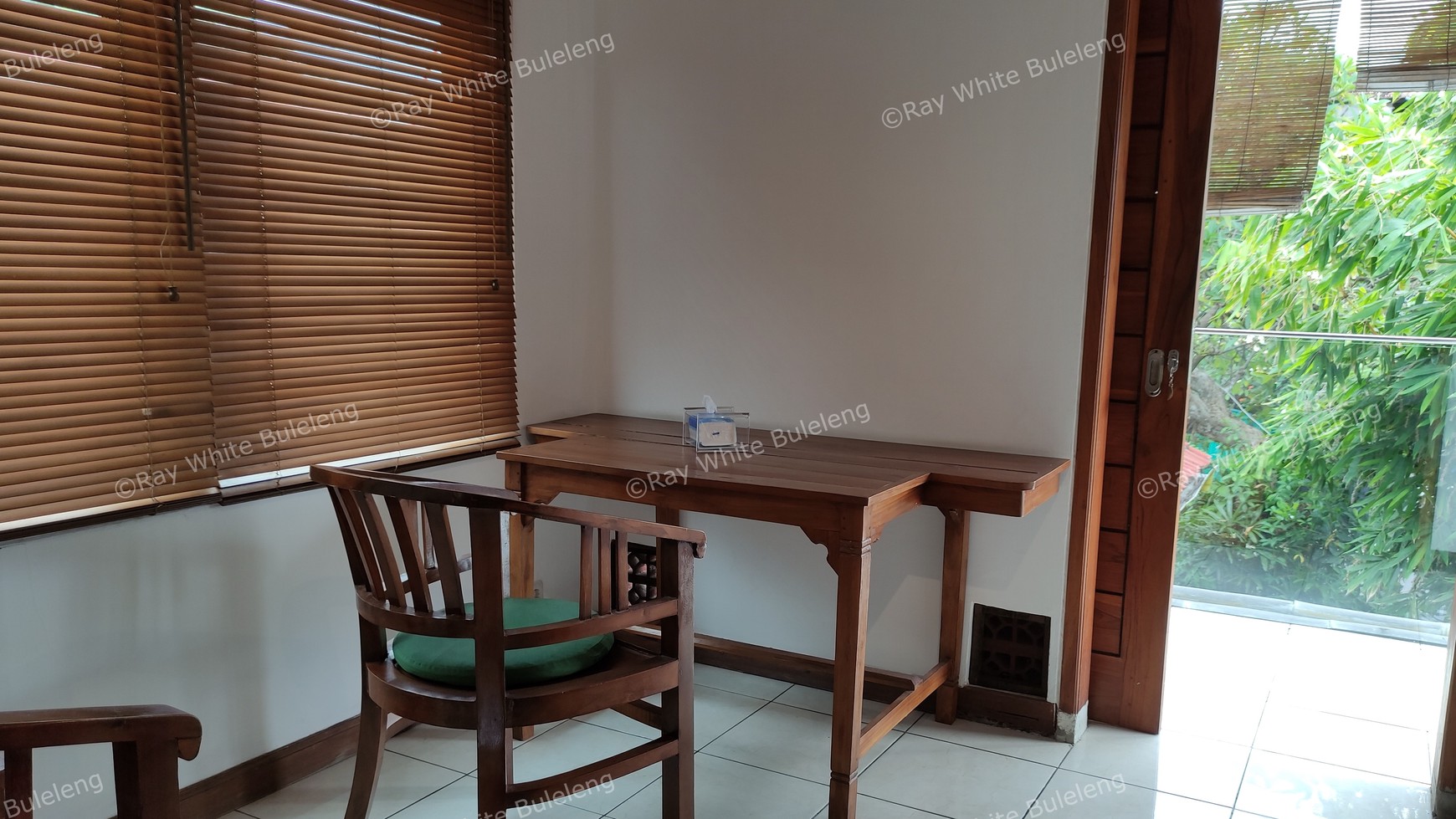 Popular Restaurant includes a house in Lovina Area